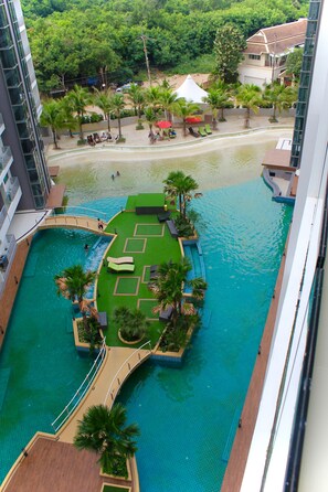 Studio with balcony pool view | Utsikt fra rommet