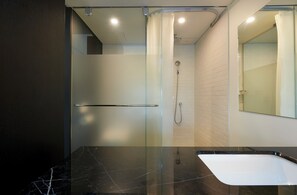 Secadora de cabello, pantuflas, bidet, toallas 