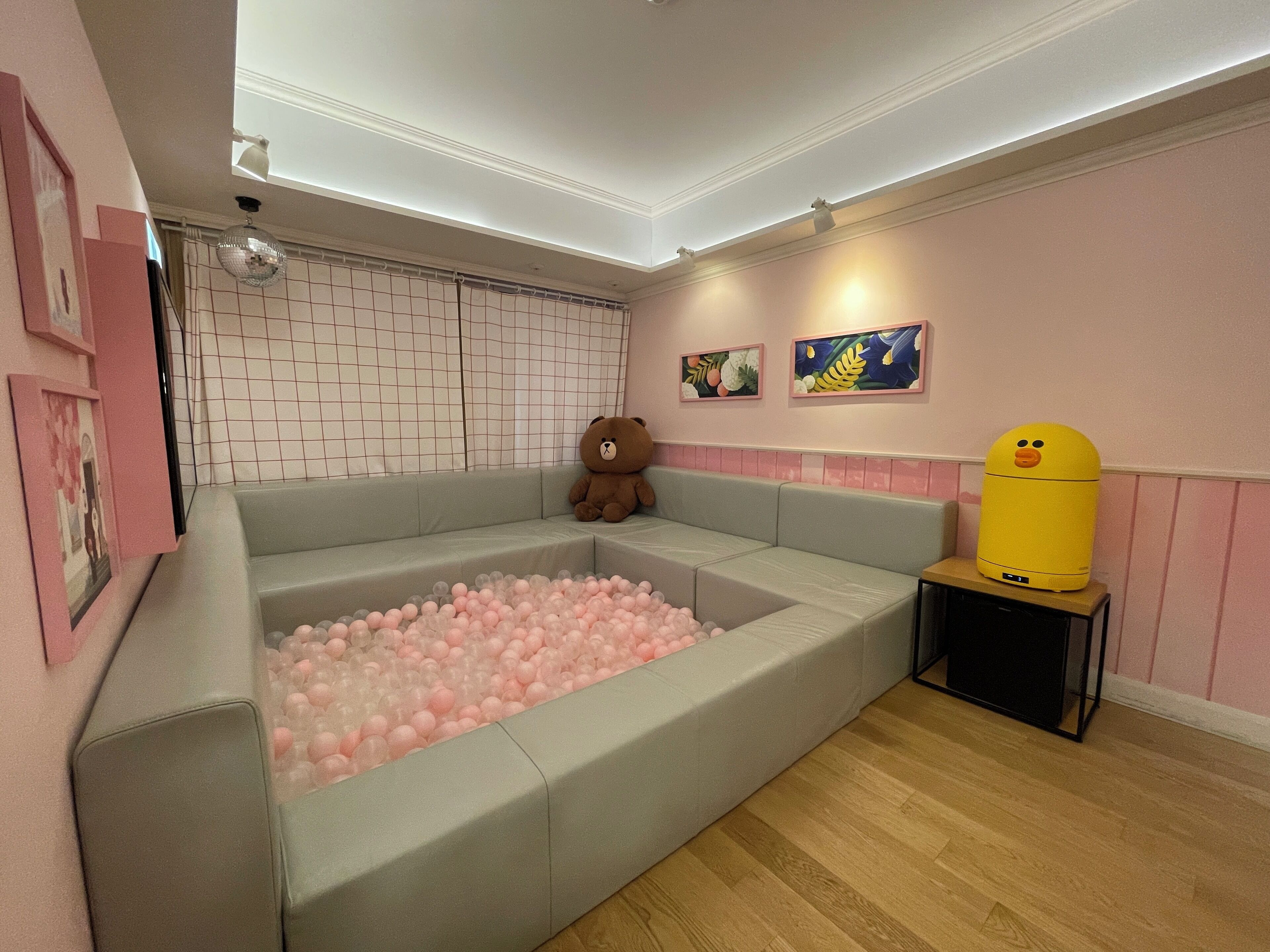 line friends cony suite | living area | flat-screen tv