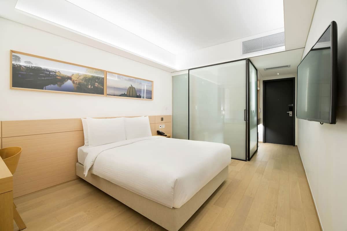 Premium bedding, in-room safe, blackout drapes, soundproofing