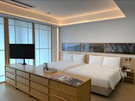 Ropa de cama de alta calidad y caja de seguridad en la habitación 