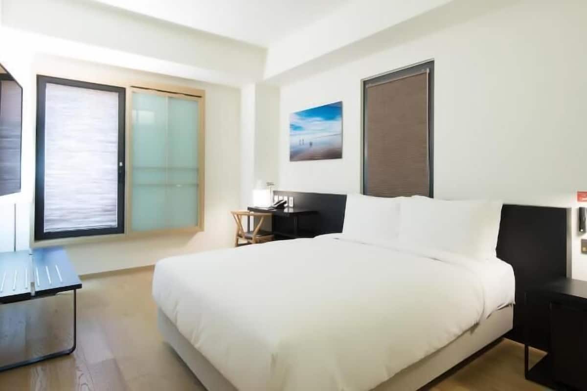 Premium bedding, in-room safe, blackout drapes, soundproofing