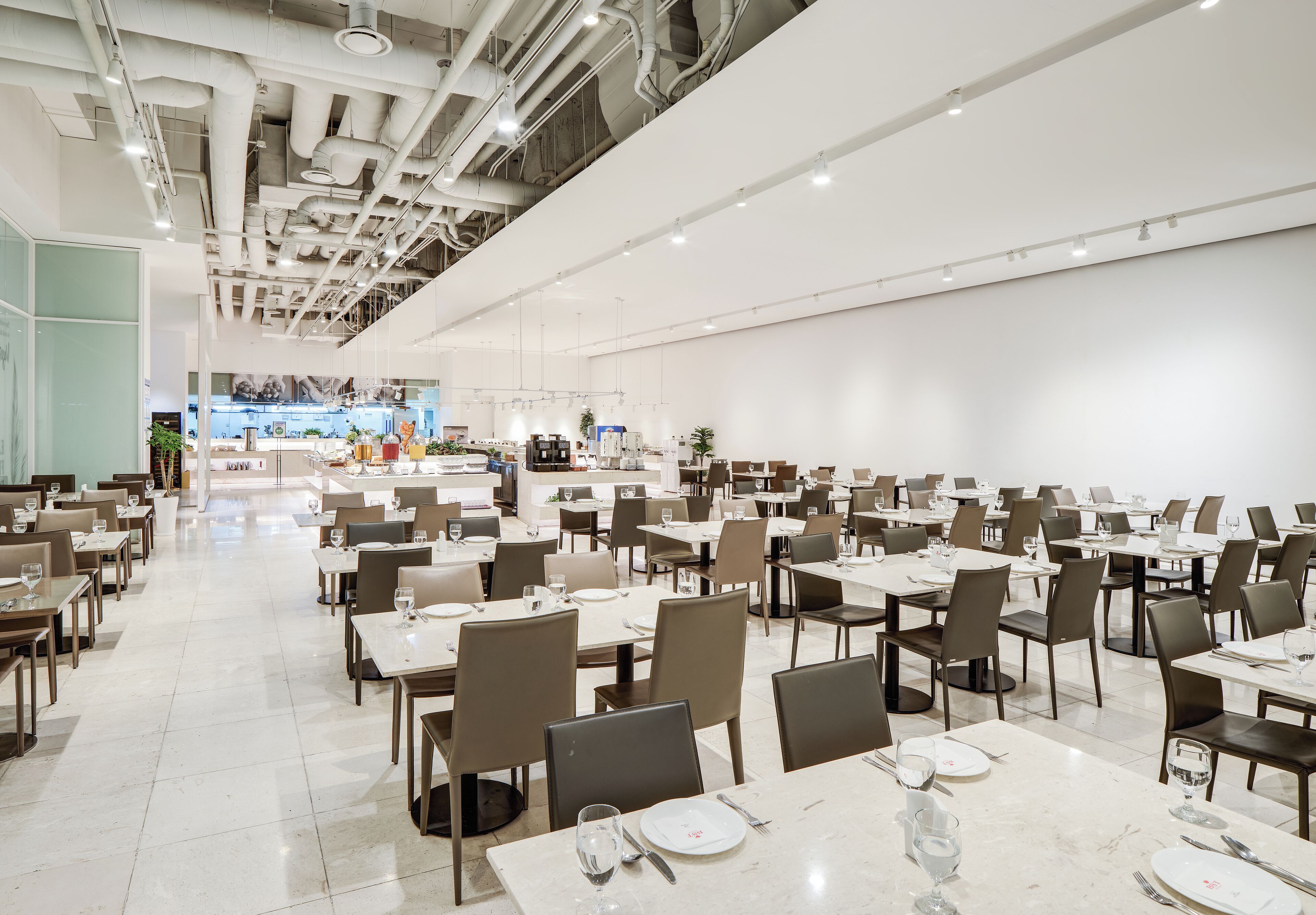 Daily buffet breakfast (KRW 22000 per person)