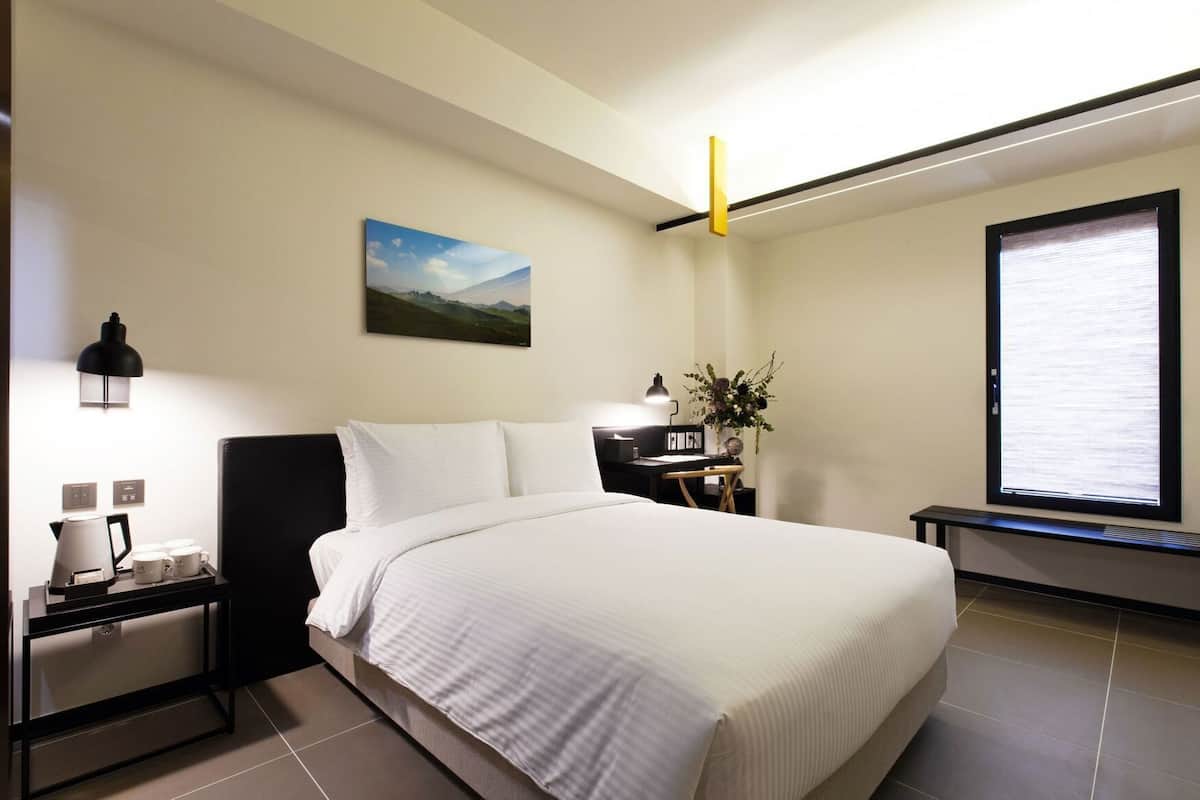 Premium bedding, in-room safe, blackout drapes, soundproofing