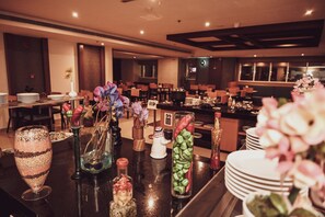 2 restaurants, breakfast, lunch, dinner served; international cuisine