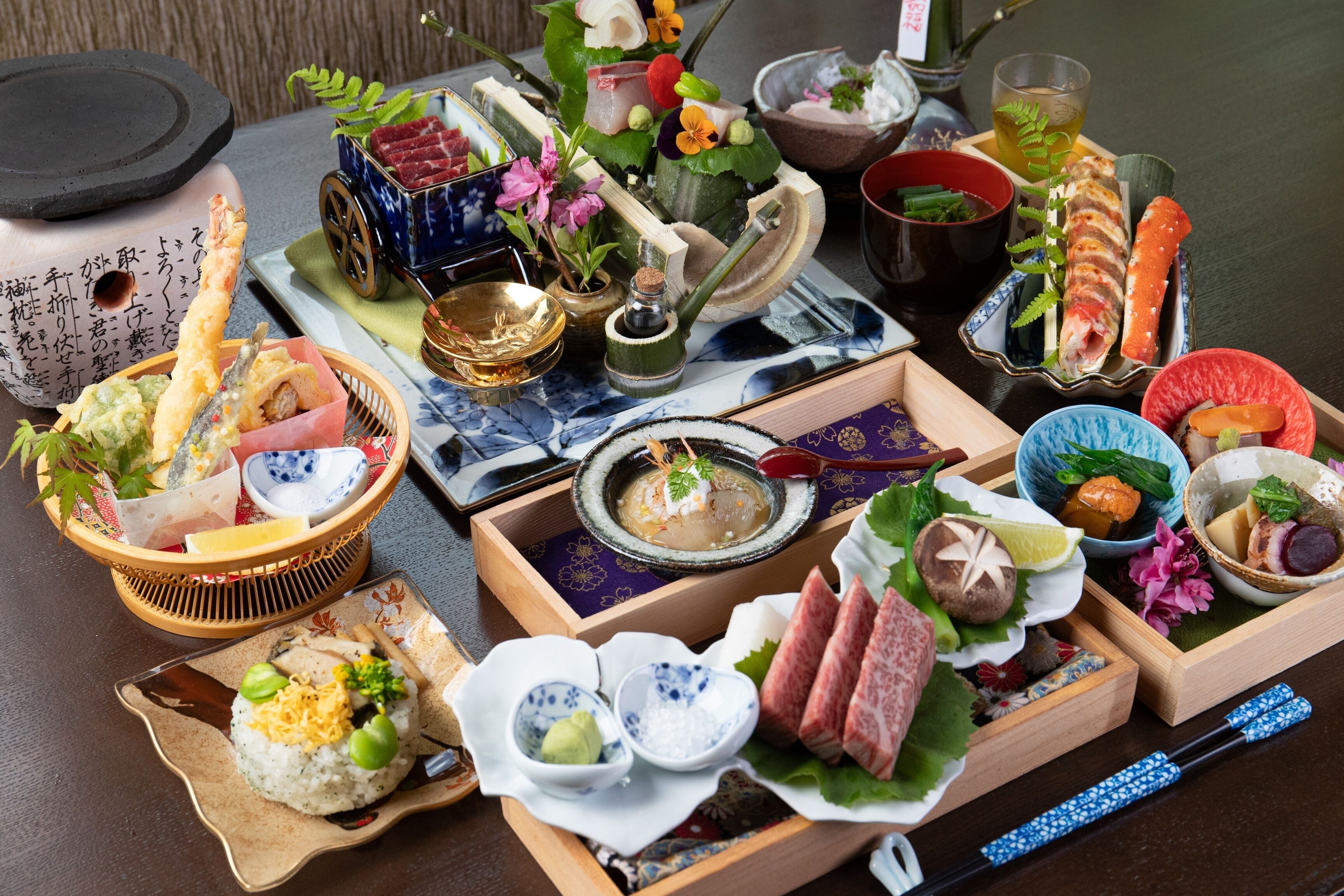Una comida tradicional japonesa con diversos platos y utensilios.