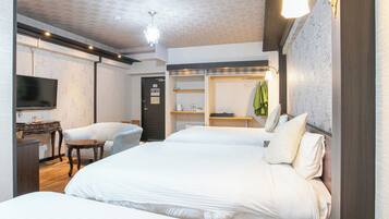 Kamar Triple Keluarga | Brankas, meja kerja, dan seprai linen