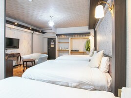 Caja de seguridad en la habitación, escritorio y ropa de cama 