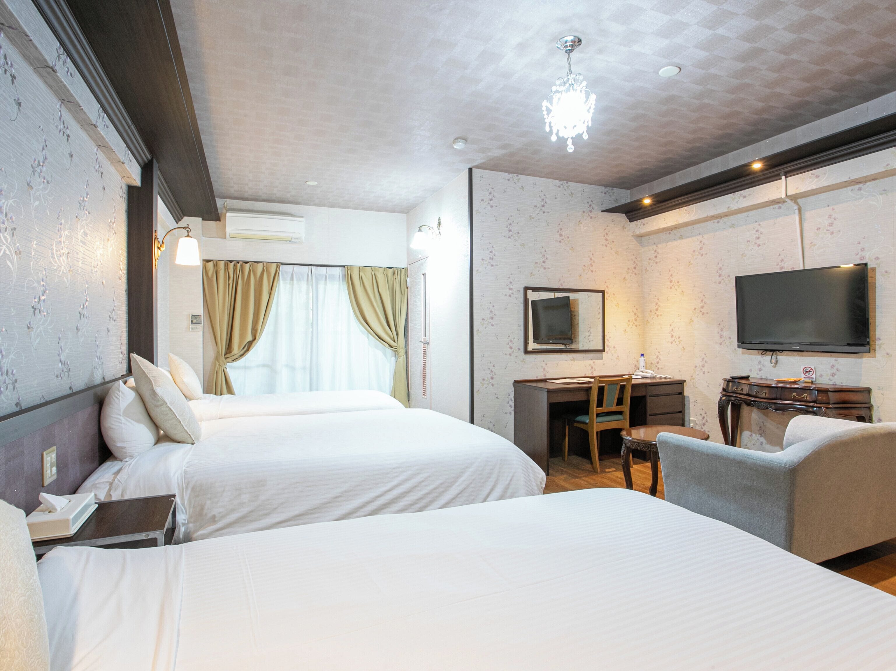 Family Triple Room | In-room safe, desk, bed sheets