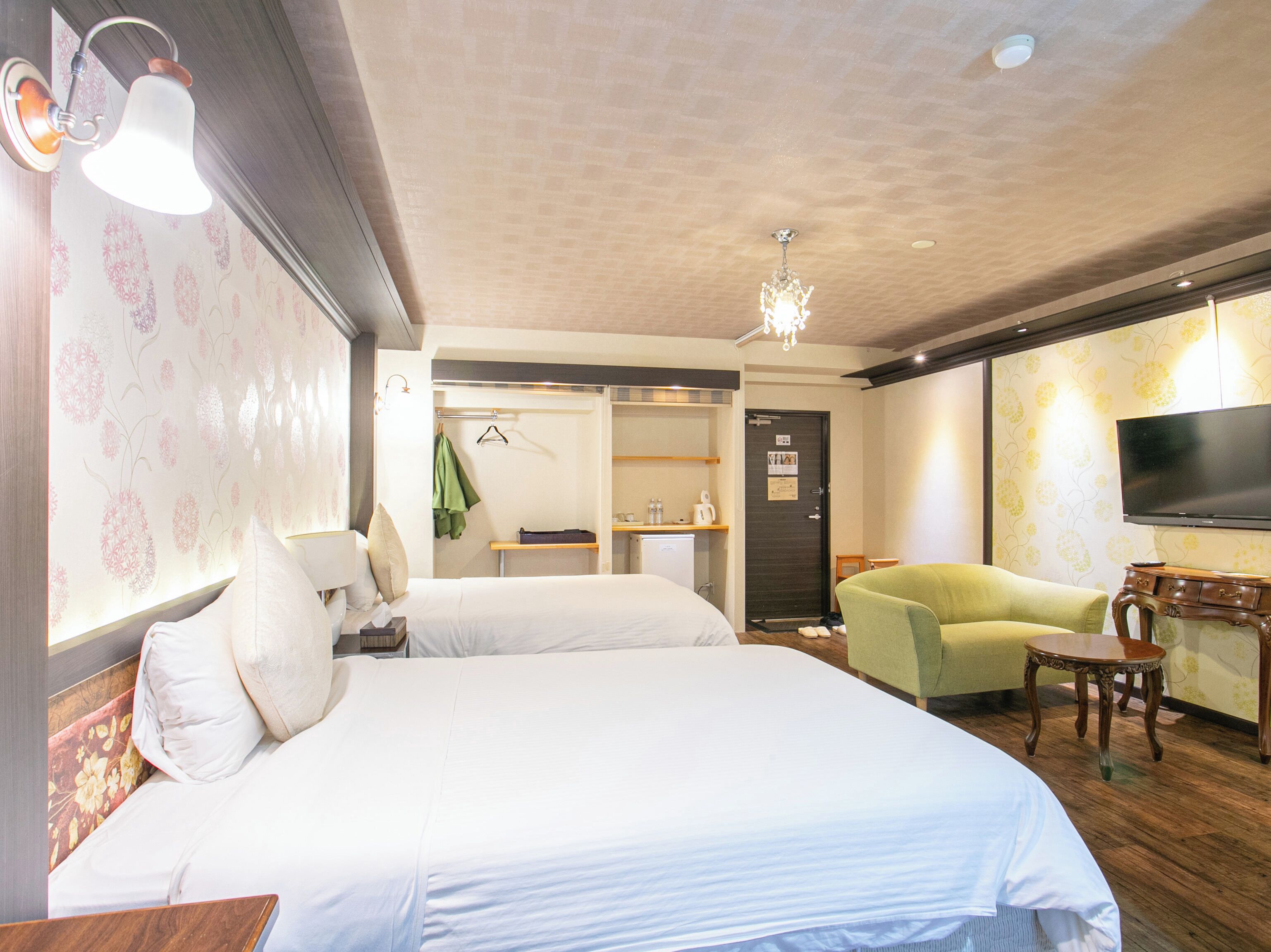 deluxe twin room | 1 bedroom, in-room safe, desk, bed sheets