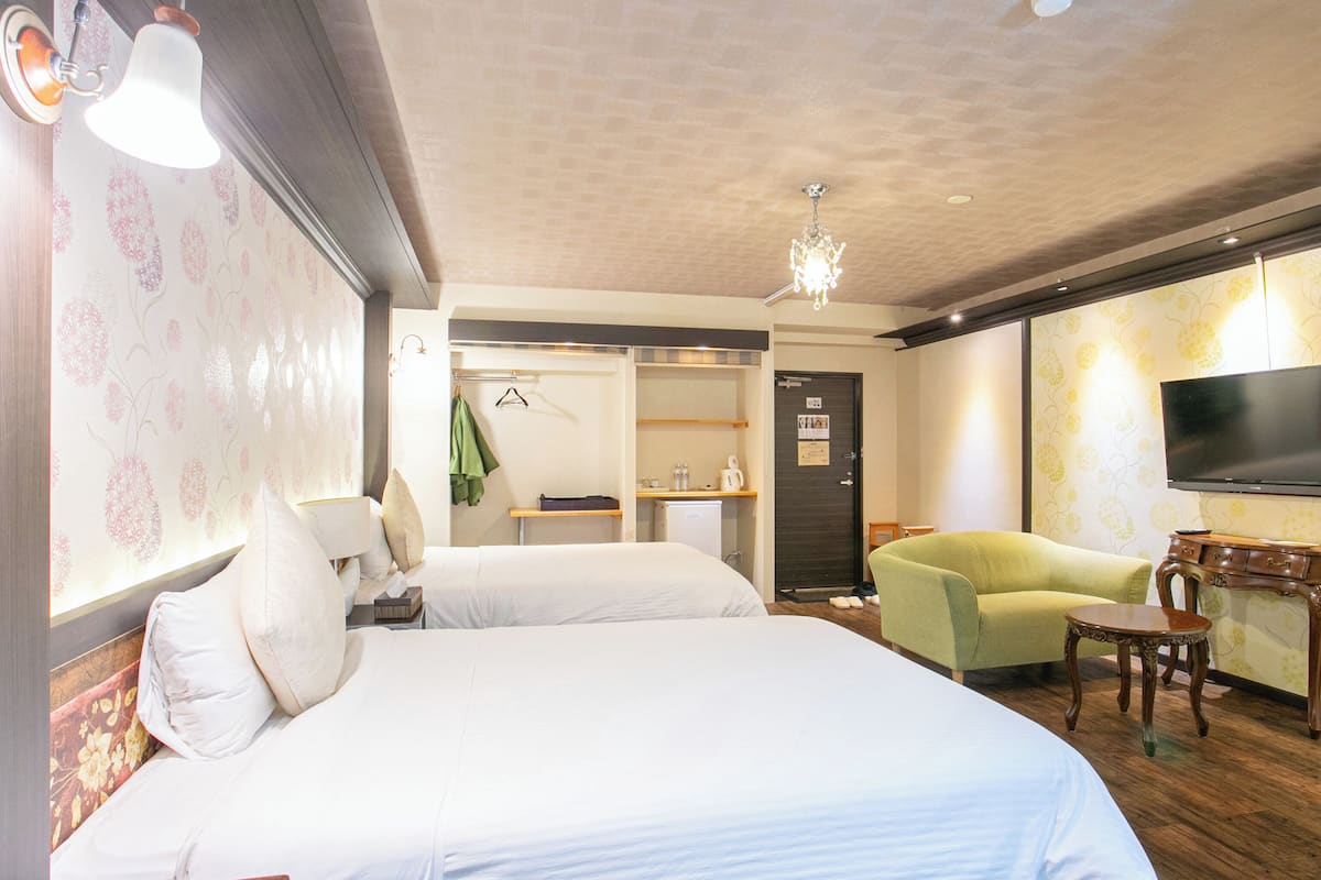 deluxe twin room | 1 bedroom, in-room safe, desk, bed sheets