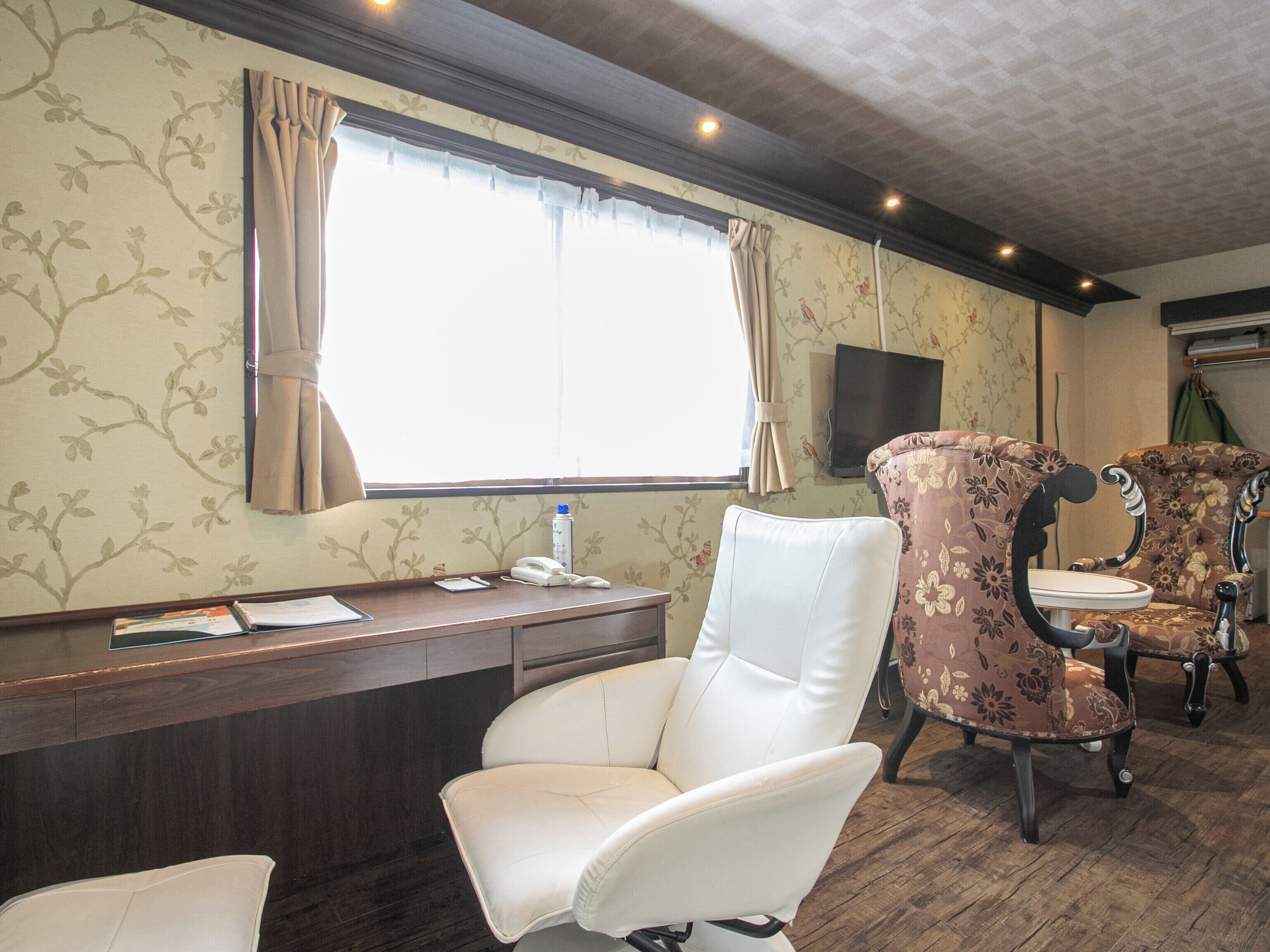 superior twin room | 1 bedroom, in-room safe, desk, bed sheets