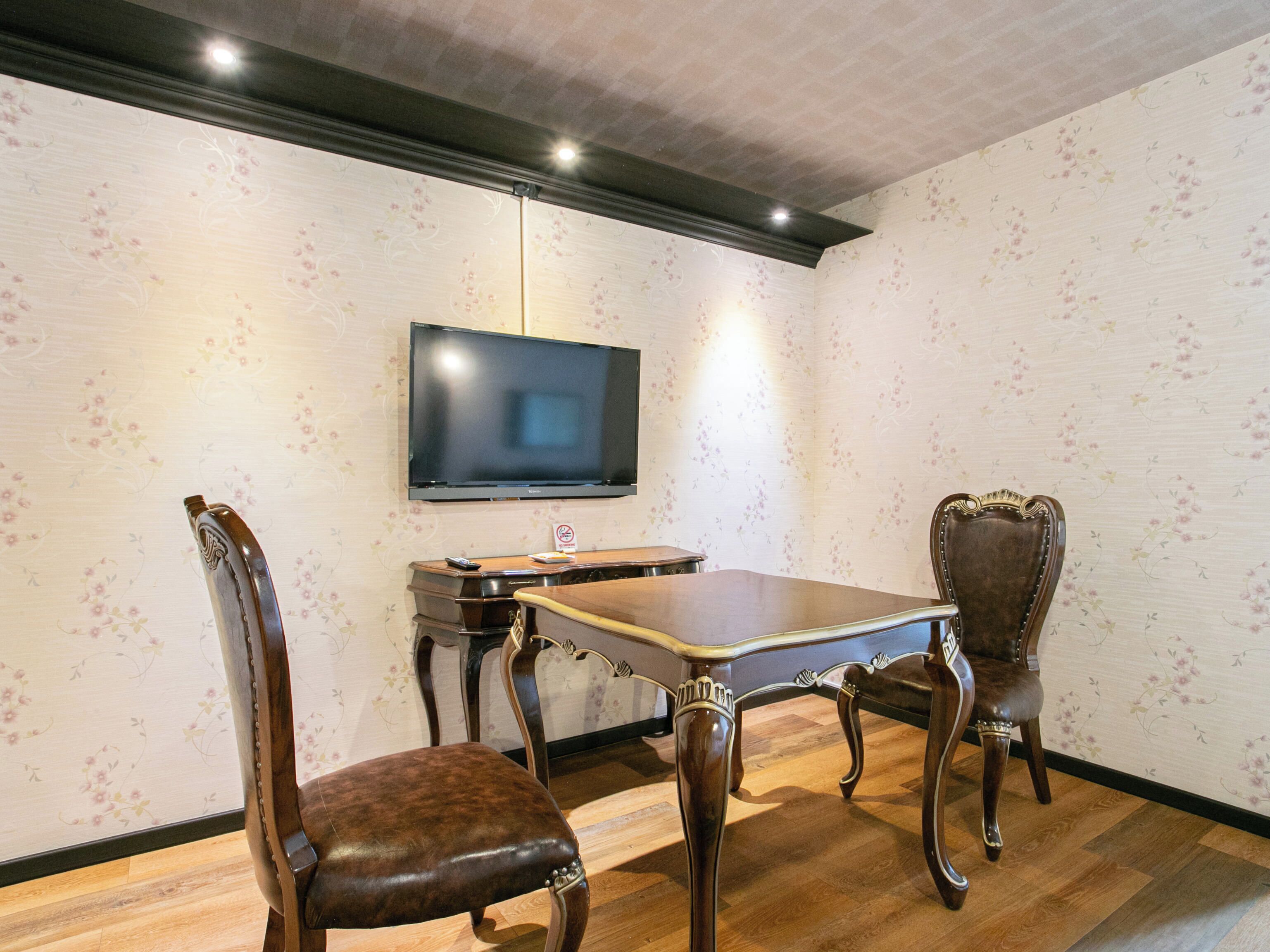 double room, 1 king bed | 1 bedroom, in-room safe, desk, bed sheets