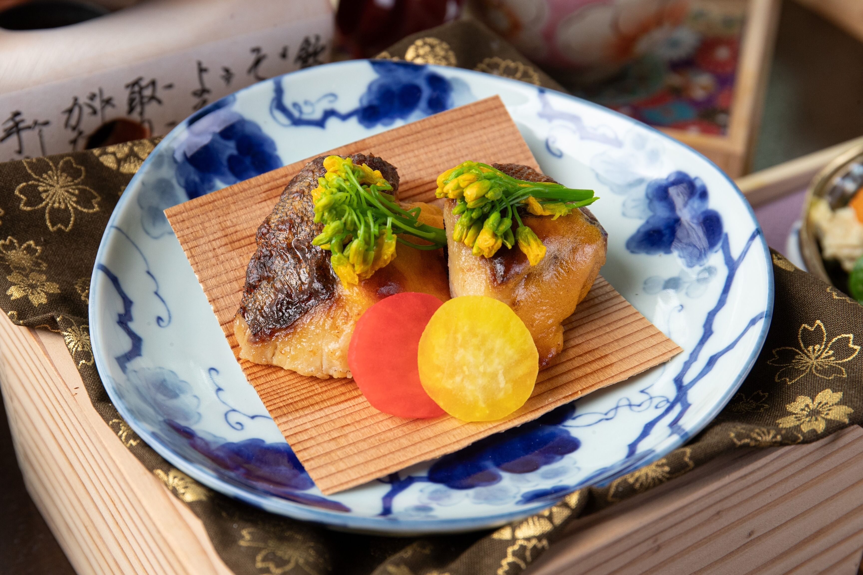 Un plato con alimentos sobre un plato decorativo.