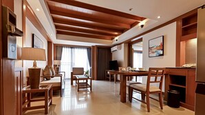 Una habitación de hotel amplia con comedor, cocina y sala de estar.