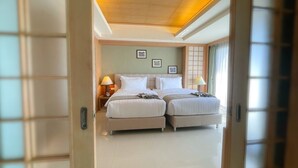 Habitación de hotel con decoración interior de estilo japonés tradicional, que incluye una cama doble con dos mesitas de noche, un techo de madera y una puerta corrediza tipo shoji.