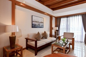 Deluxe Room | Living area