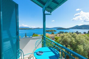 A balcony with a view of a lake and mountains. - Bella Vista Apartments (Lefkada)