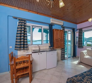 Studio, Sea View | Private kitchen