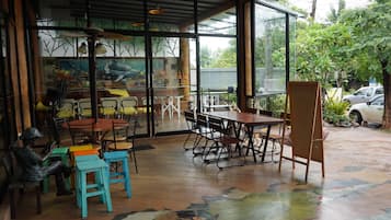 Breakfast, lunch, dinner served; Thai cuisine
