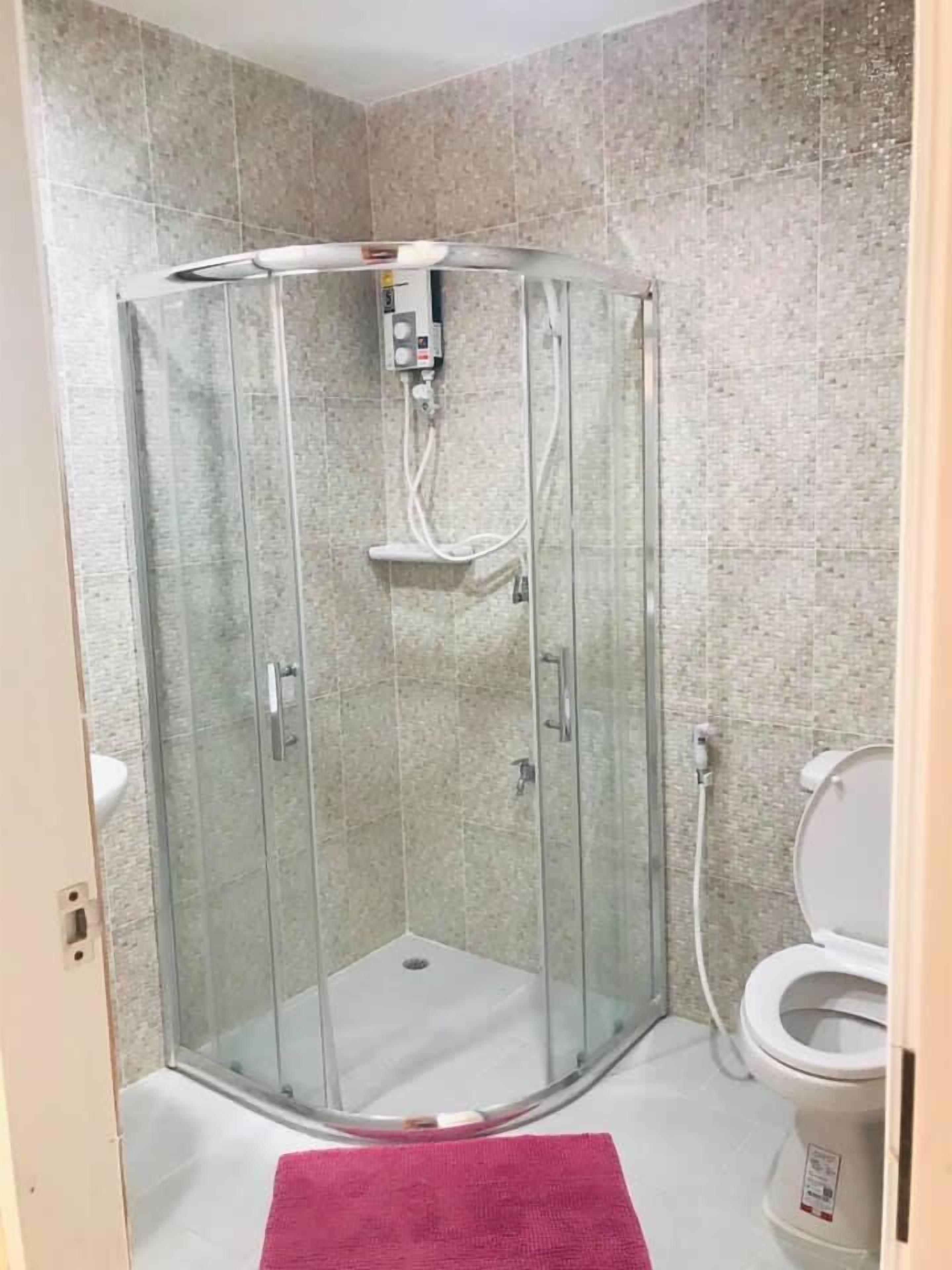 Quarto standard | Banheiro | Chuveiro, produtos de toalete grátis, toalhas de banho 