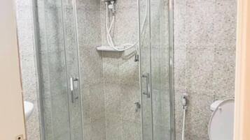 Quarto standard | Banheiro | Chuveiro, produtos de toalete grátis, toalhas de banho