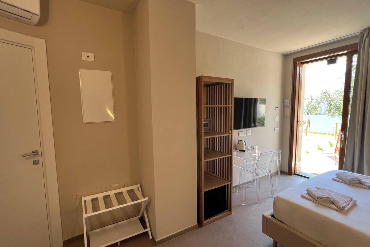Ropa de cama de alta calidad, cubrecamas, minibar y escritorio 