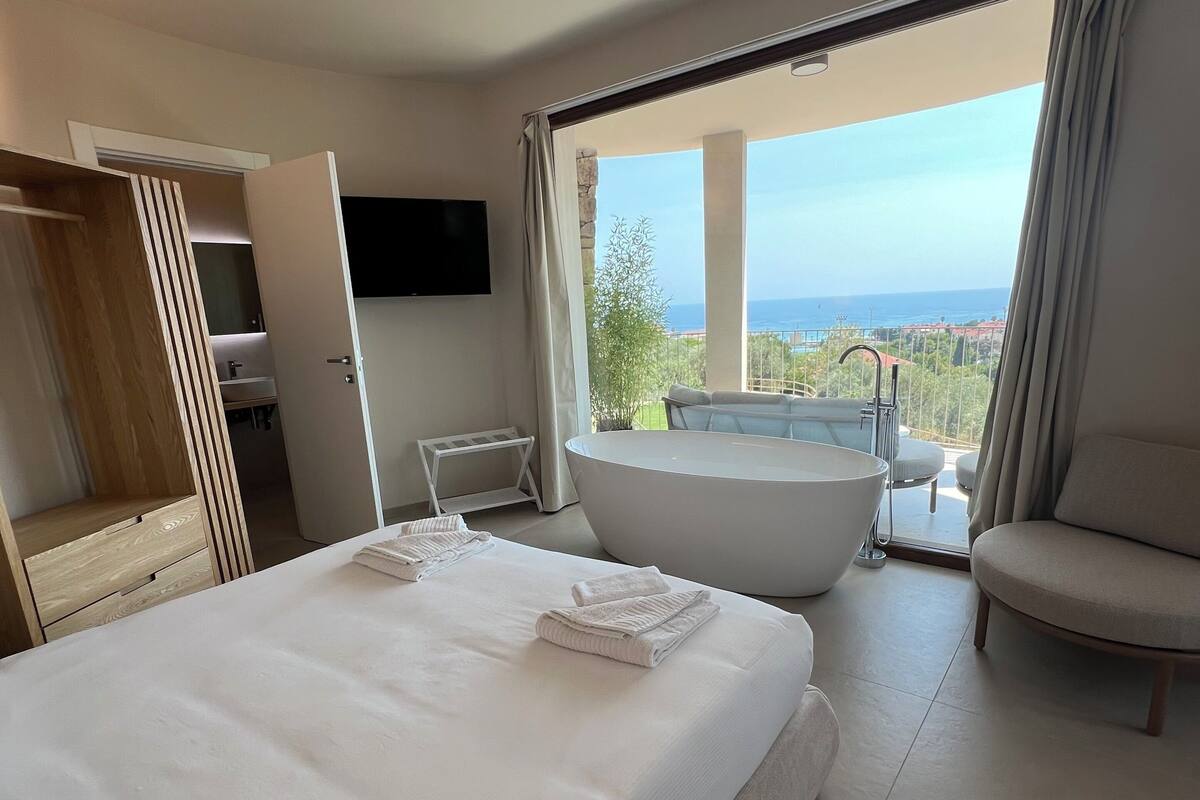 Ropa de cama de alta calidad, cubrecamas, minibar y escritorio 