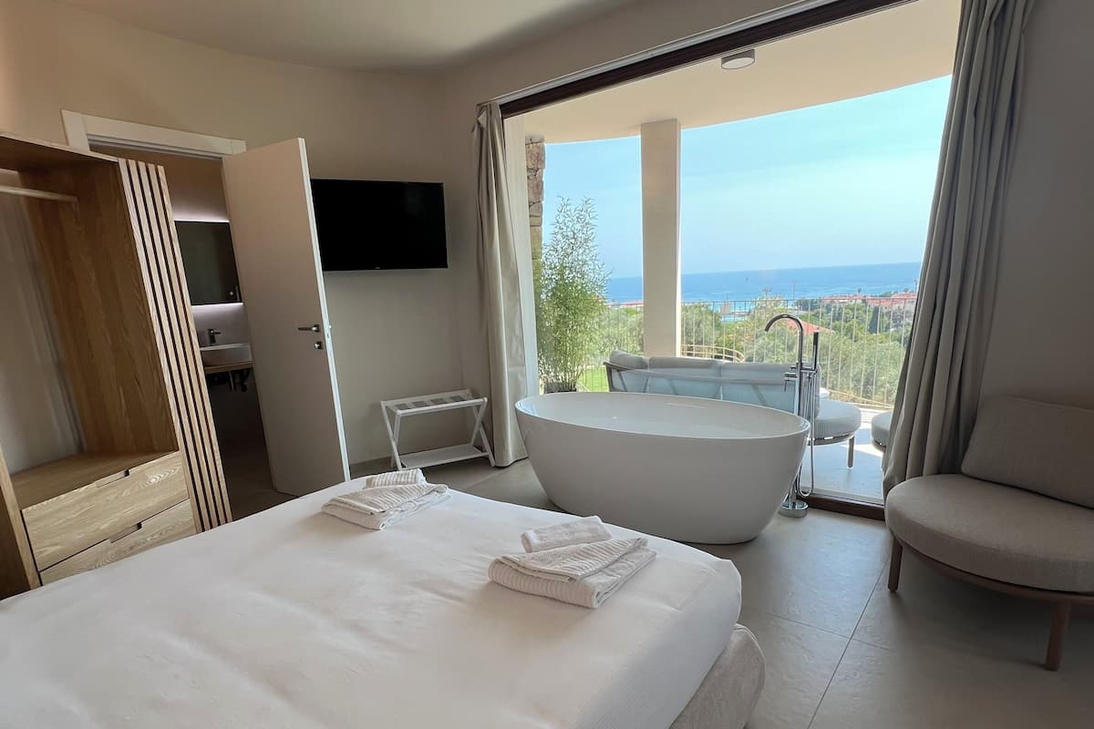 Chambre supérieure, vue sur la mer | Literie de qualité, couette en duvet, minibar, bureau