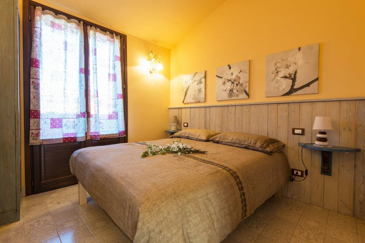 Ropa de cama de alta calidad, cubrecamas, minibar y escritorio 