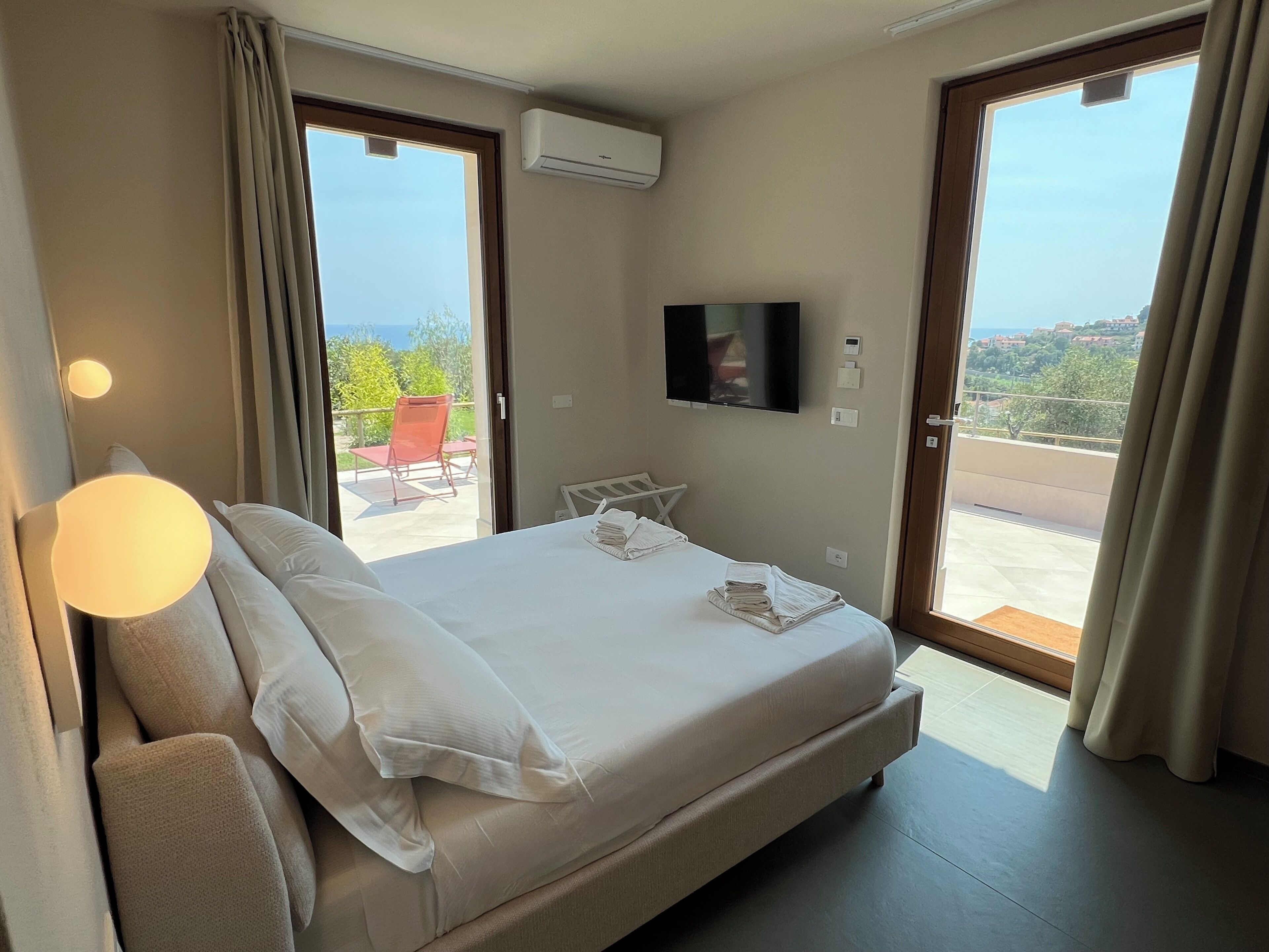 Chambre Deluxe, patio, vue sur la mer | Literie de qualité, couette en duvet, minibar, bureau