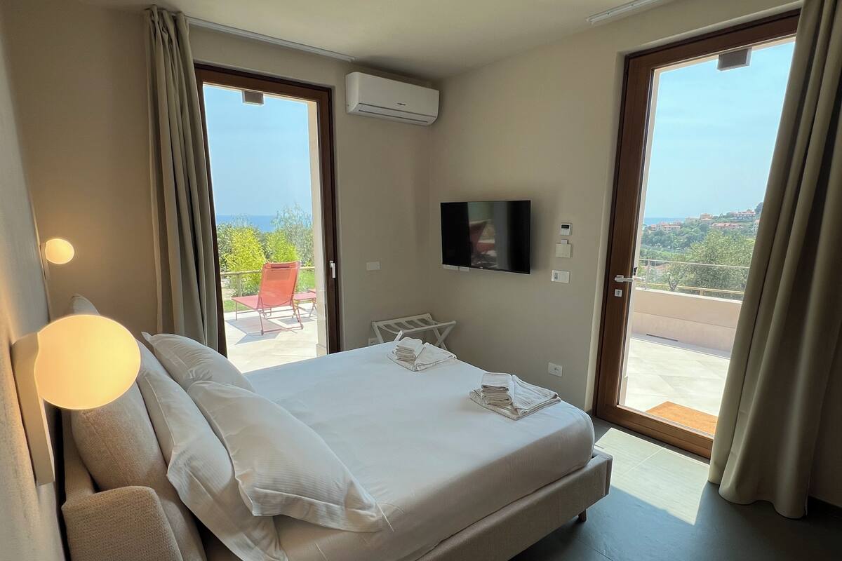 Ropa de cama de alta calidad, cubrecamas, minibar y escritorio 