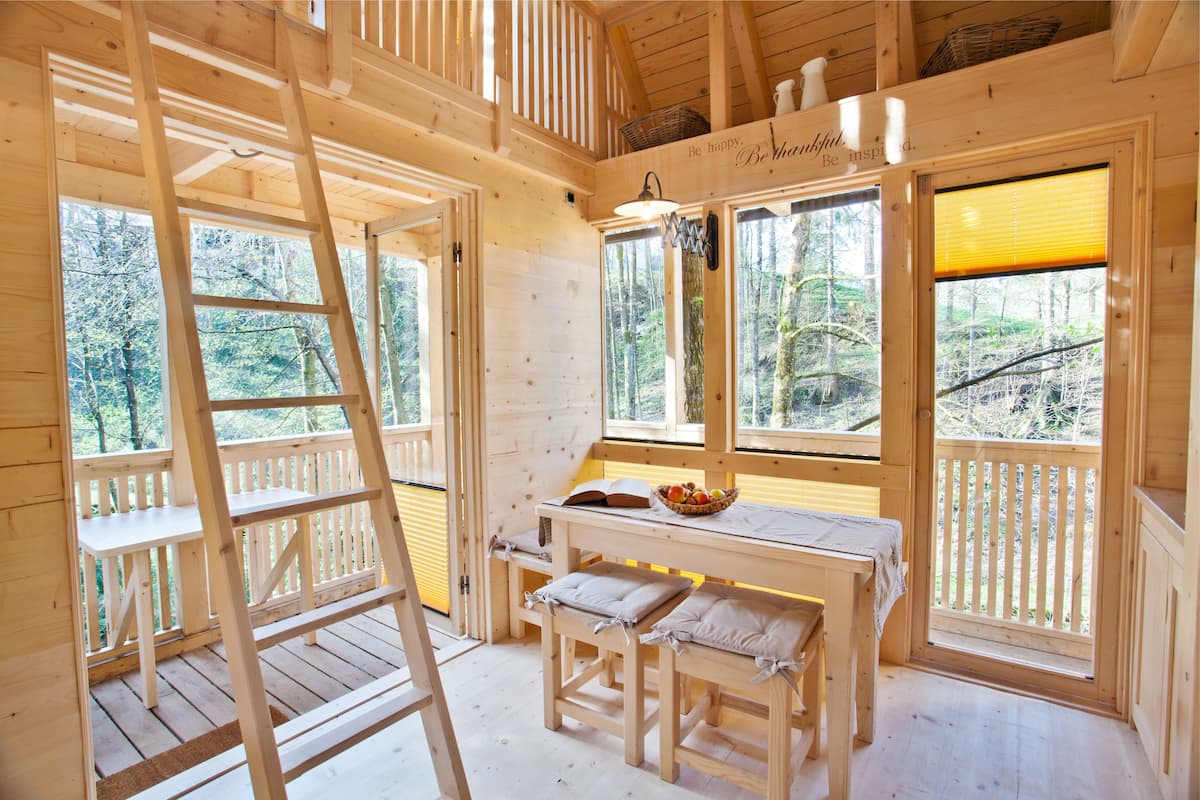 Two-Bedroom Tree House with Balcony | リビング エリア