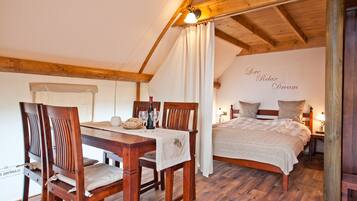 Glamping Tent with Wooden Hot Bath | Wohnbereich