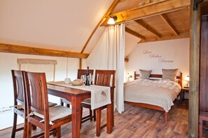 Glamping Tent with Wooden Hot Bath | Oppholdsområde