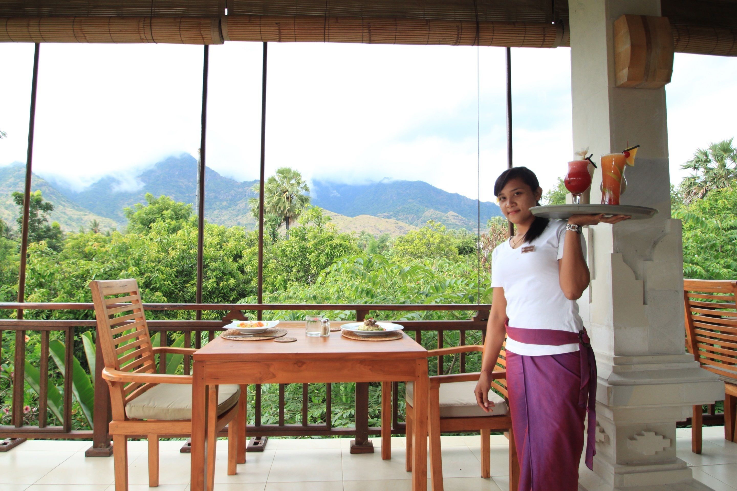 Breakfast, lunch, dinner served; international cuisine 