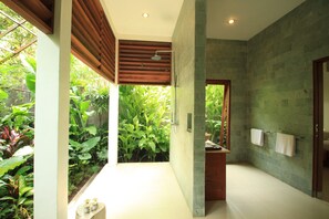 Biệt thự, 2 phòng ngủ, hồ bơi riêng | Phòng tắm | Bồn tắm và buồng tắm vòi sen riêng, đồ dùng nhà tắm miễn phí 