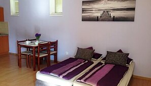 Appartamento (4 Adults, with Shower) | Servizio della camera