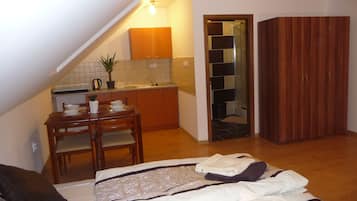 Bàn, bàn ủi/dụng cụ ủi quần áo, nôi (giường cho trẻ sơ sinh) miễn phí