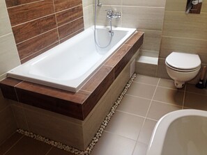 Comfort Apartment, 1 Bedroom (with Balcony and Bathtub) | Bathroom | Shower, towels