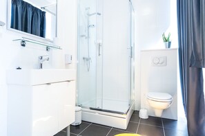 Dusch, gratis toalettartiklar och hårtork