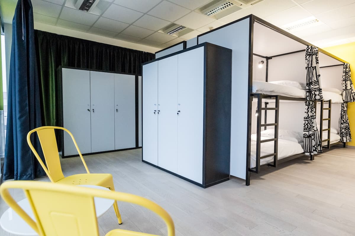 Dormitorio compartido superior, baño compartido (1 bed in dormitory for 10 people) | Sistema de insonorización, tabla de planchar con plancha, wifi gratis