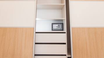 Apartemen, 2 kamar tidur (Penthouse) | Brankas, tirai kedap cahaya, kedap suara, dan setrika/meja setrika