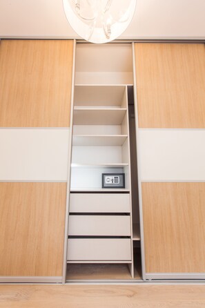 Apartamento, 2 quartos (Penthouse) | 2 quartos, cofres nos quartos, cortinas blackout, quartos à prova de som