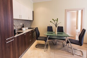 Apartamento standard, 2 quartos | 2 quartos, cofres nos quartos, cortinas blackout, quartos à prova de som