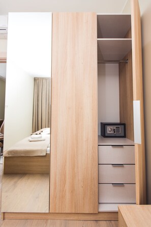 Apartamento, 2 quartos, terraço | 2 quartos, cofres nos quartos, cortinas blackout, quartos à prova de som