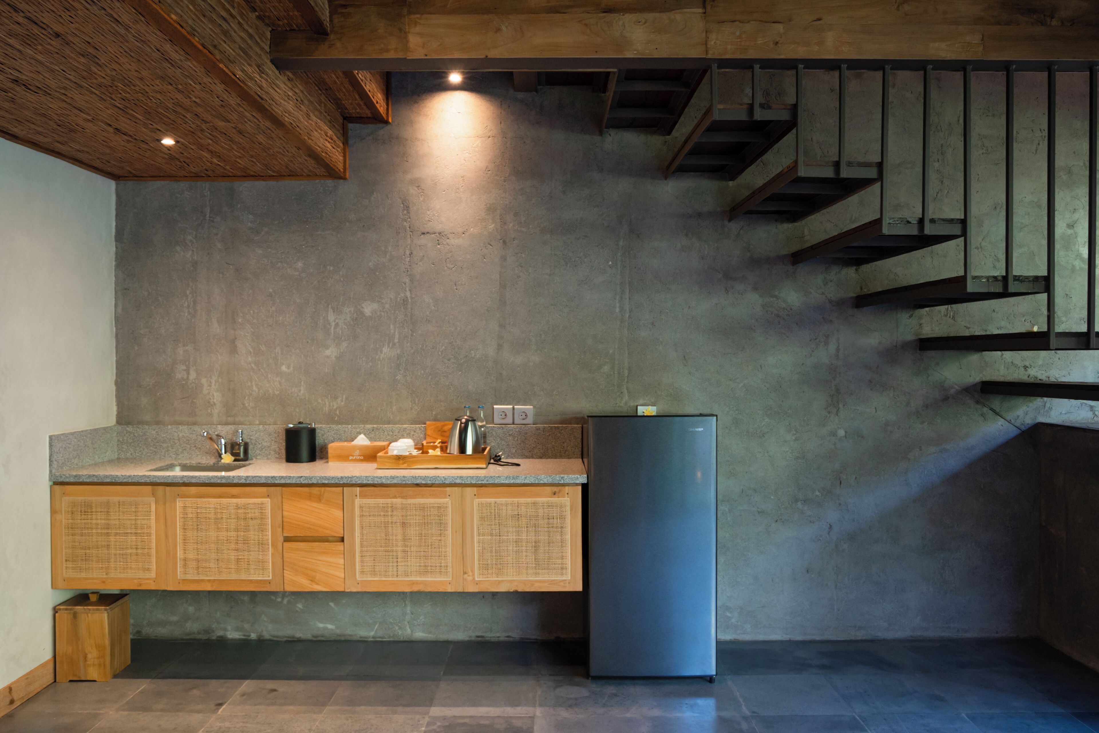 coffee/tea maker, electric kettle, paper towels