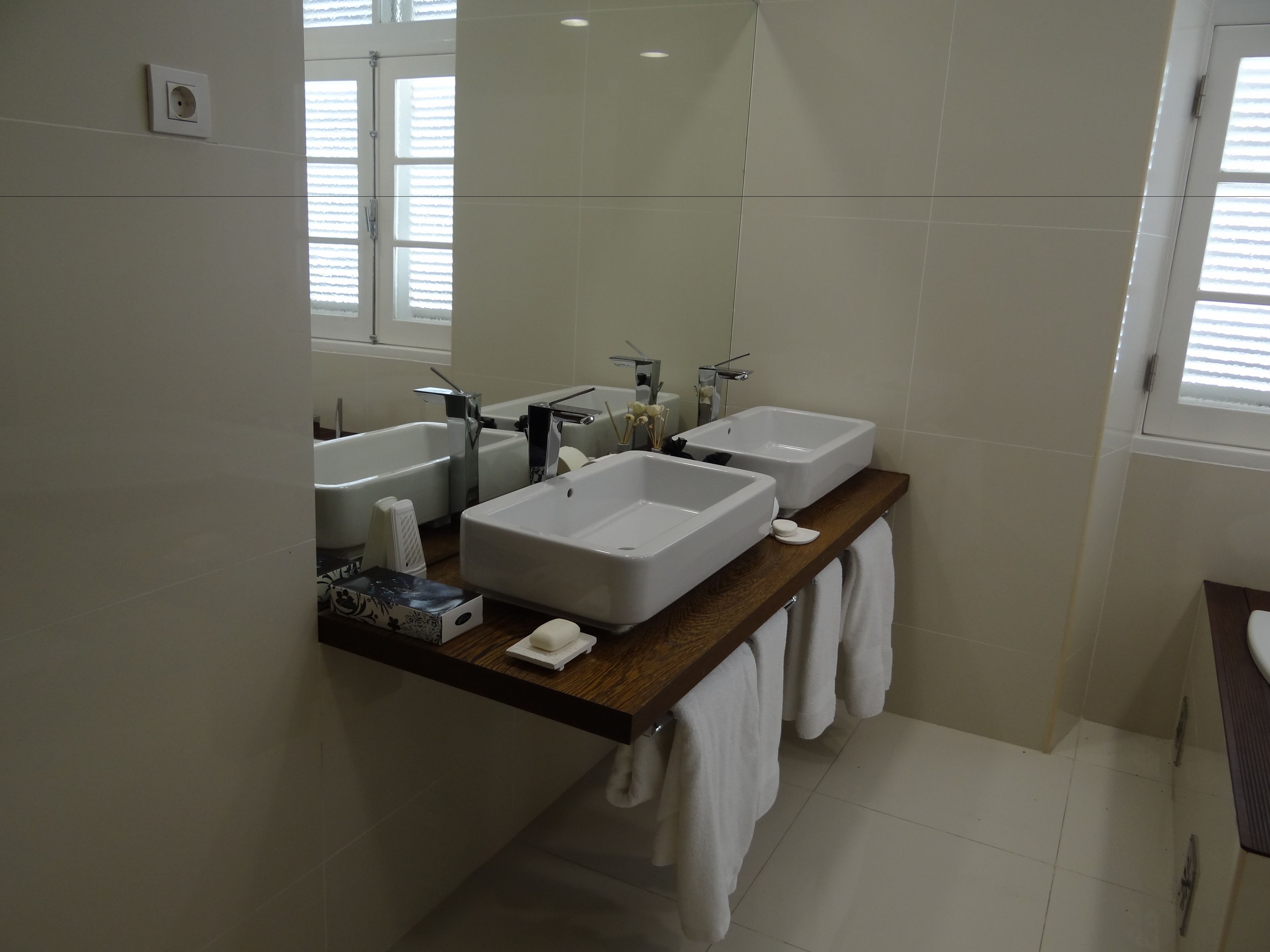 Bathroom sink