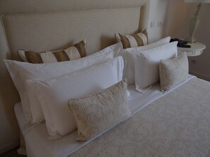 Superior Double Room (or Twin) | Room amenity - Casa Rosa (Lobito)