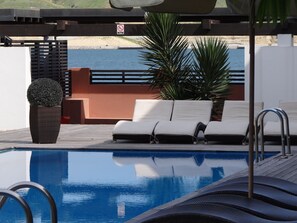 Outdoor pool, sun loungers - Casa Rosa (Lobito)